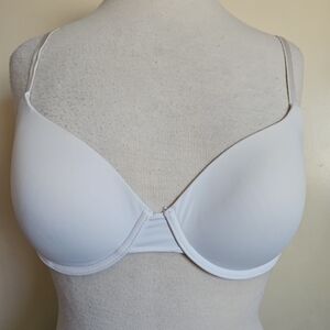 Victoria's Secret White T-Shirt Lightly Lined Underwire Push-Up Bra Size 34C